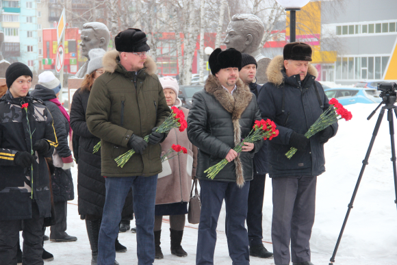 в Колпашево состоялось возложение цветов к памятнику «Воину –Освободителю»