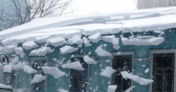 Возможны сходы снега и наледи с крыш зданий и сооружений!