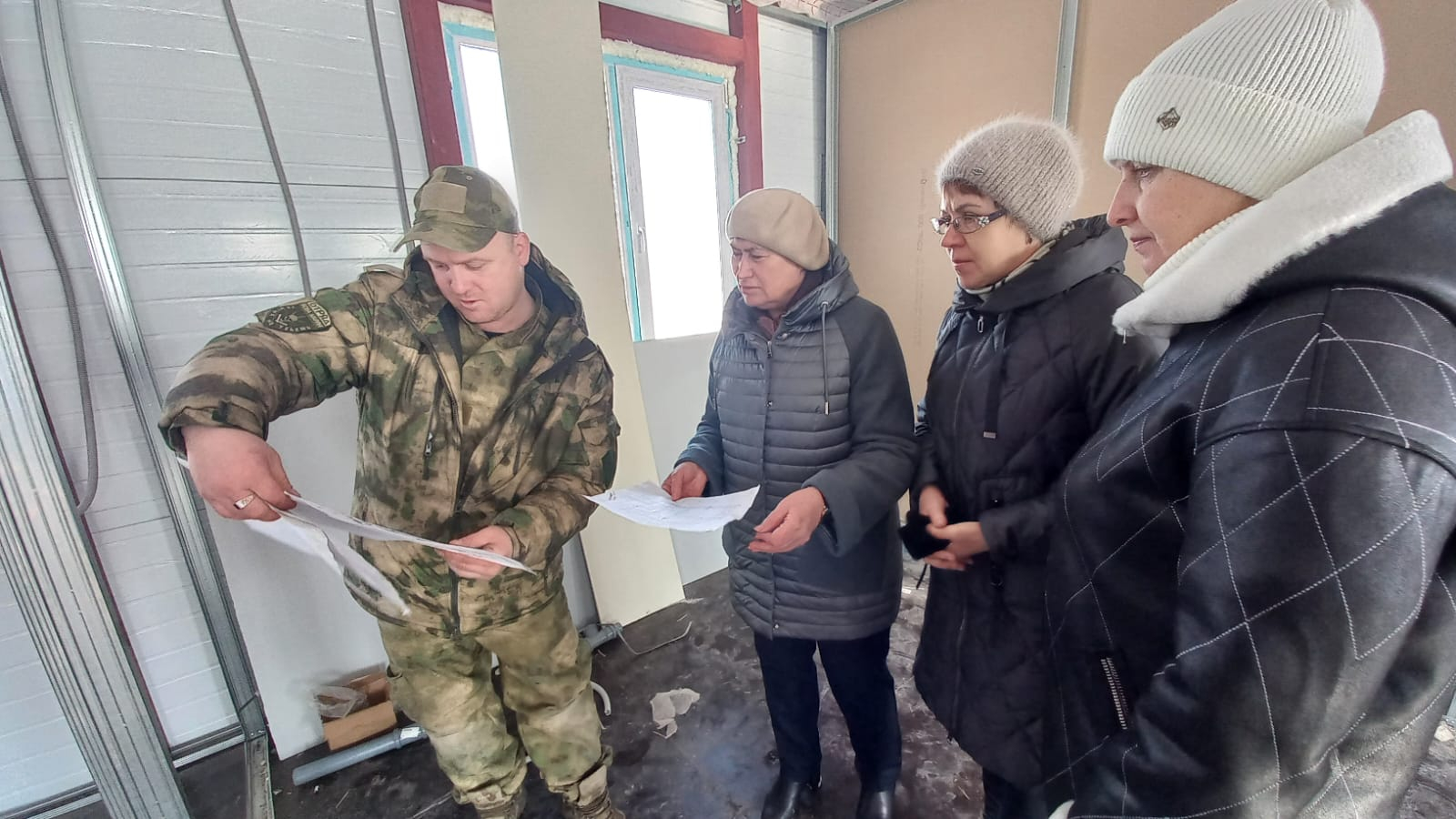Партийный десант проинспектировал ход строительства ФАПа в селе Инкино Колпашевского района 